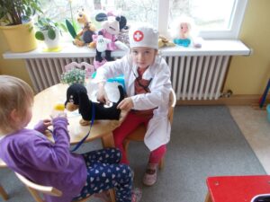 2 Kinder spielen Tierarzt