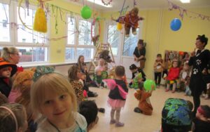 viele Kinder beim Faschingsfest