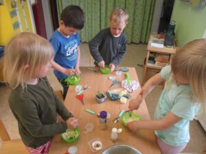 4 Kinder bereiten Essen zu