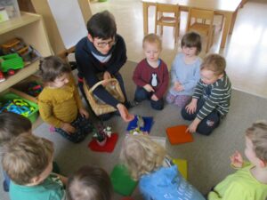 Gruppe kleiner Kinder sitzen im Kreis