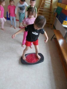 Kleine Kinder balancieren