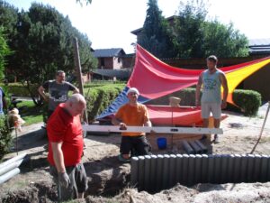 Papas bauen auf dem Spielplatz