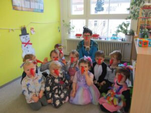 Kinder mit gebastelten Strochnasen