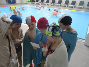 Kinder in der Schwimmhalle