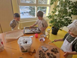 3 Kinder verzieren Plätzchen