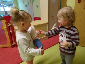 2 kleine Kinder spielen Puppendoktor