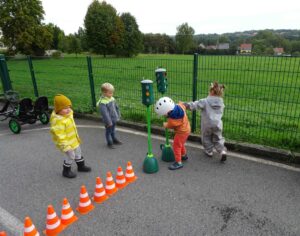 Kinder bei der Verkehrserziehung draußen