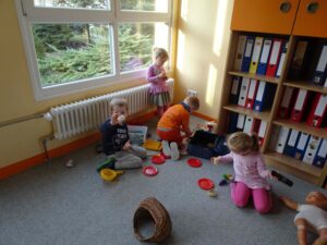 mehrere Kinder bei Spielen im Innenbereich