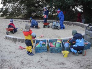 mehrere Kinder im Sandkasten