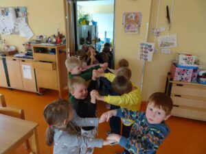 viele Kinder stehen zusammen und bilden ein Tunnel