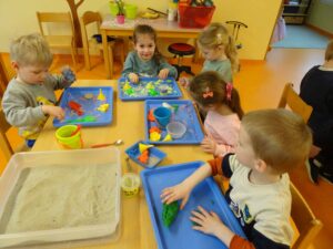 Kinder basteln mit Knetmasse