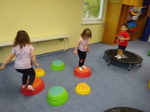 3 Kinder im Sportraum