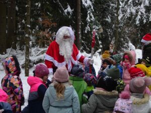 der Weihnachtsmann draußen umringt von vielen Kindern