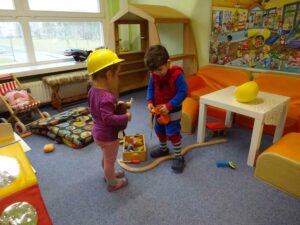 2 Kinder verkleidet spielen