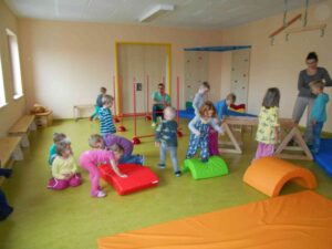 viele Kinder machen Sport im Turnraum