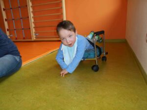 ein körperlich behindertes Kind in einem Rollwagen