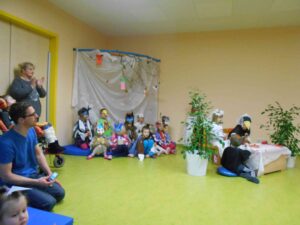 viele Kinder zusammen beim Fasching