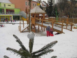 Kinder auf verschneitem Spielplatz