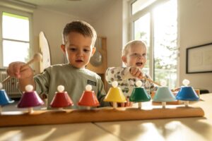 2 kleine Kinder am Glockenspiel