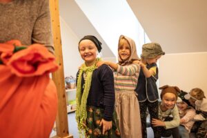 mehrere Kinder verkleiden sich