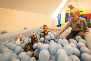 3 Jungs machen Action im Bällebad