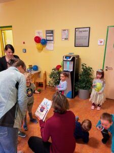 Kinder stehen gemeinsam mit Erzieherinnen vor dem neuen Wasserspender