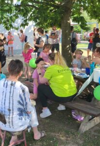 Kinder warten darauf geschminkt zu werden, während eine Erzieherin eines der Kinder bereits schminkt.