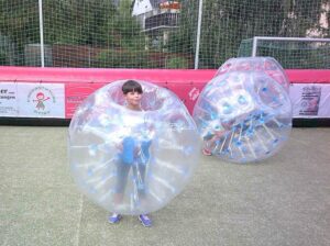 Ein junge posiert in einem überdimensionalen Ball.