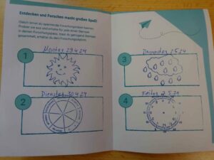 Blick in ein Heft mit Stempeln.