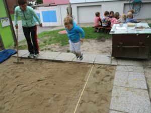 Kinder beim Sport treiben .