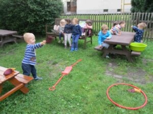 Kinder beim Sport treiben .