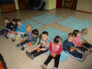 Kinder beim Sport treiben .