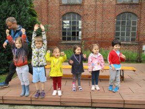 Kinder beim Sport treiben .