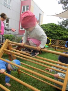 Kinder beim Sport treiben .