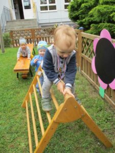 Kinder beim Sport treiben .