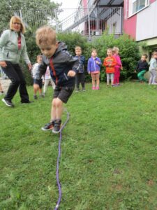Kinder beim Sport treiben .